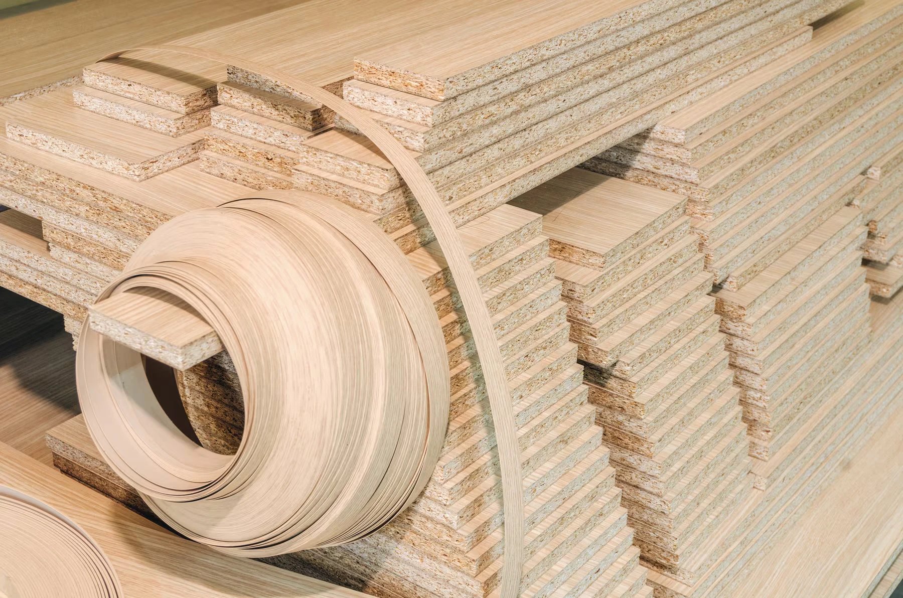 Holzplatten mit Kantenband bereit zur Verarbeitung
